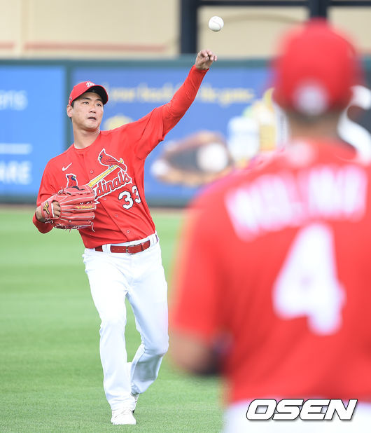 경기에 앞서 선발등판 앞둔 김광현이 몰리나 포수와 캐치볼을 하고 있다  / soul1014@osen.co.kr