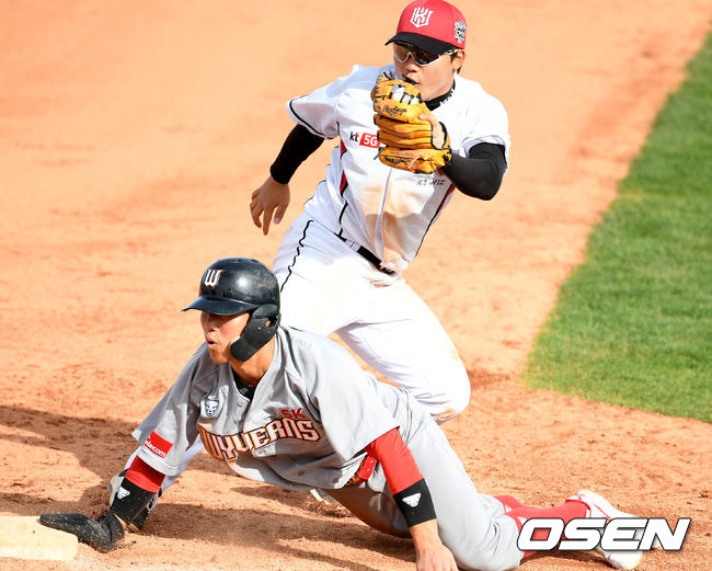 SK 정현이 KT와 연습경기에서 주루 플레이를 하고 있다. /jpnews@osen.co.kr
