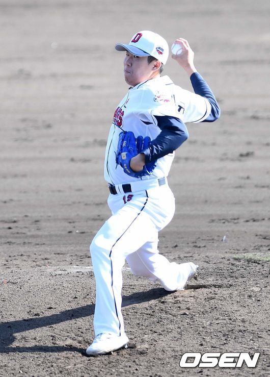 두산 백팀 김민규가 역투하고 있다. /sunday@osen.co.kr