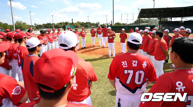 KIA 윌리엄스 감독이 스프링캠프 종료 미팅 중 불펜 포수들을 격려하고 있다. / dreamer@osen.co.kr