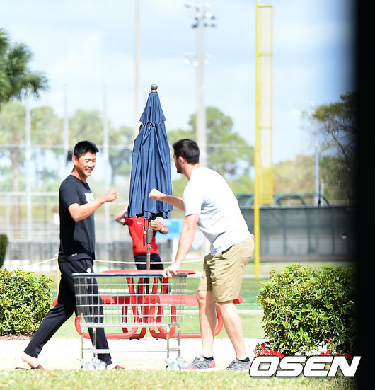 김광현이 훈련을 마친 뒤 퇴근하며 동료들과 주먹을 맞대는 인사를 하고 있다. /dreamer@osen.co.kr