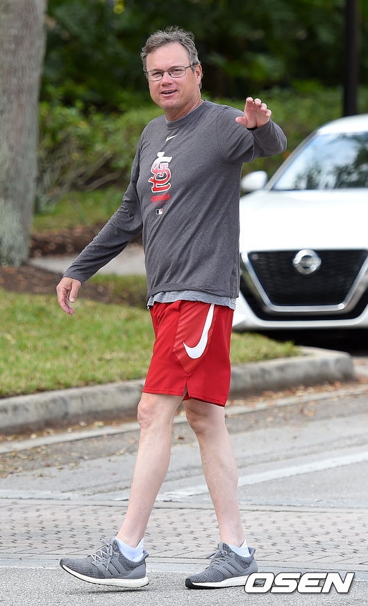 세인트루이스를 이끄는 마이크 쉴트 감독이 훈련장을 나서며 팬들의 인사에 답하고 있다. / dreamer@osen.co.kr