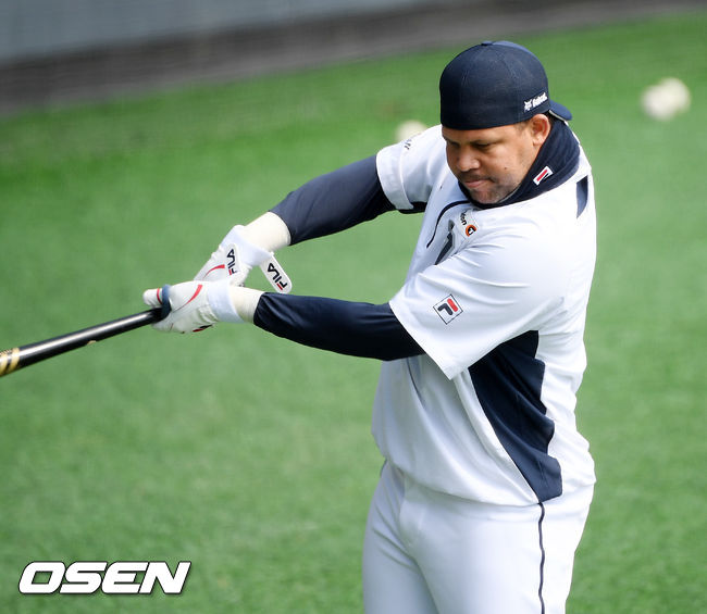 두산 페르난데스가 타격연습을 하고 있다./ rumi@osen.co.kr