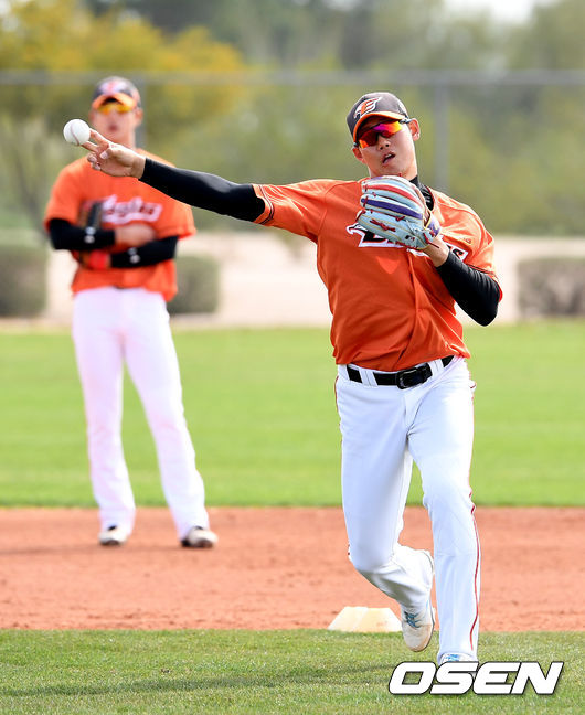 하주석이 런다운 플레이 훈련을 하고 있다. /jpnews@osen.co.kr