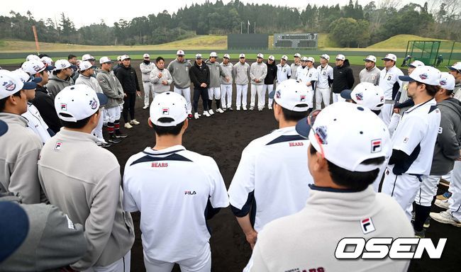 훈련을 마친 두산 선수들이 미팅을 갖고 있다. /sunday@osen.co.kr