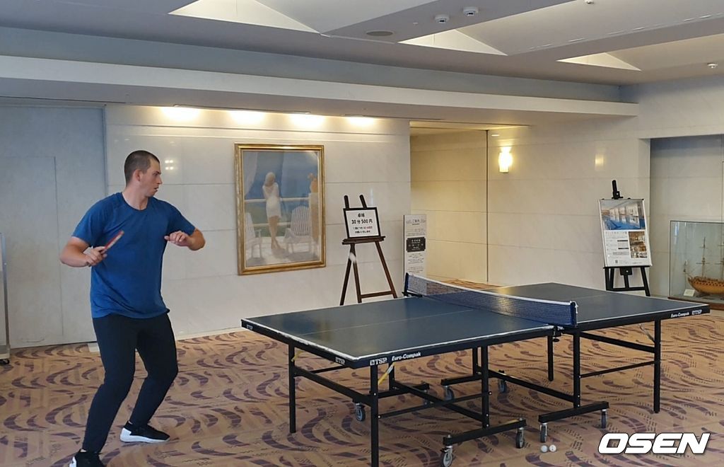 [사진] 숙소 안에 마련된 탁구대에서 탁구를 치고 있는 플렉센