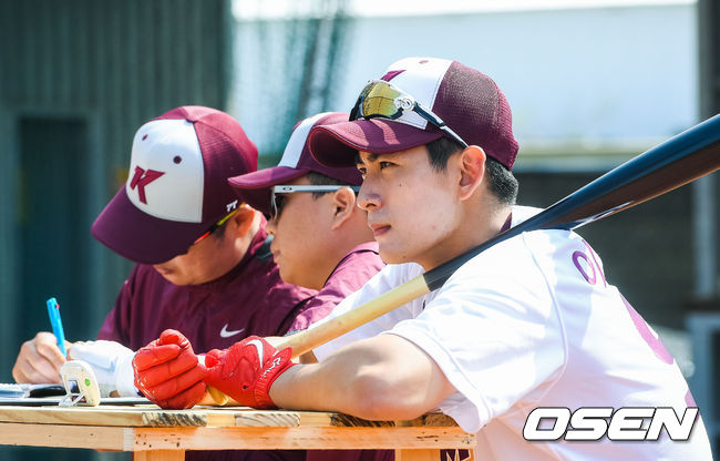 이정후가 야무진 표정으로 동료 선수들의 타격 훈련을 지켜보고 있다. /spjj@osen.co.kr