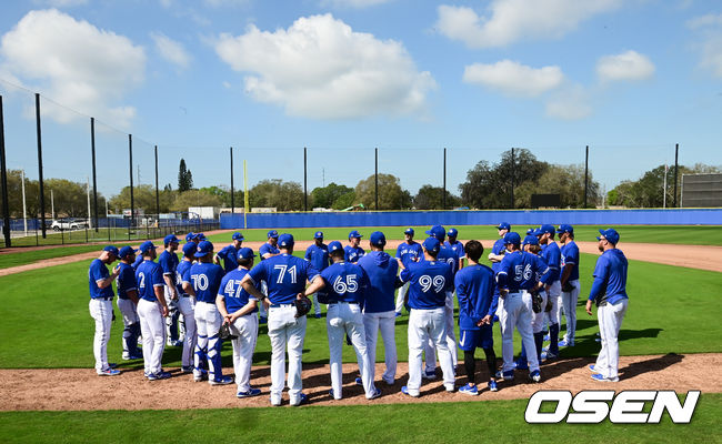 야수조가 합류한 이날 토론토 선수들이 모여서 미팅을 갖고 있다. / soul1014@osen.co.kr