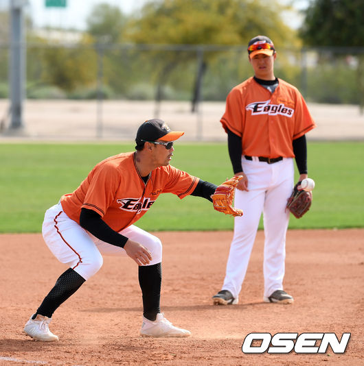 송광민, 노시환이 수비 훈련을 하고 있다. /jpnews@osen.co.kr