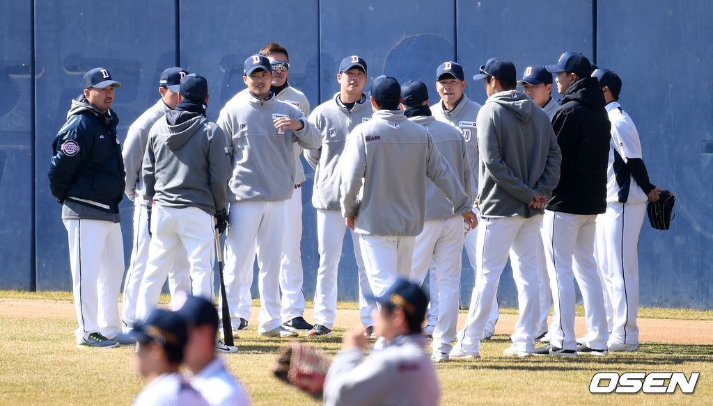 두산 베어스 선수단이 16일 서울 잠실야구장에서 훈련을 가졌다.두산 투수조가 훈련에 앞서 미팅을 갖고 있다. /sunday@osen.co.kr