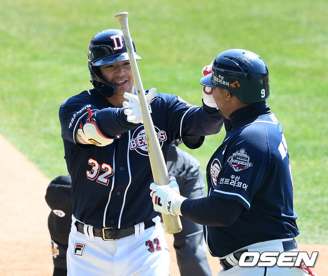 두산 베어스 선수단이 16일 서울 잠실야구장에서 청백전을 가졌다.1회초 2사 1루에서 두산 김재환이 투런 홈런을 치고 페르난데스와 하이파이브를 하고 있다. /sunday@osen.co.kr