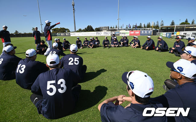 롯데 자이언츠의 2020 스프링캠프가 6일 호주 애들레이드 웨스트 비치 파크에서 진행됐다.훈련에 앞서 롯데 허문회 감독이 선수들과 미팅을 갖고 있다. /sunday@osen.co.kr