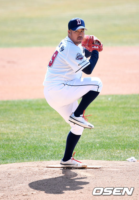 두산 베어스 선수단이 16일 서울 잠실야구장에서 청백전을 가졌다.1회초 두산 백팀 선발투수 유희관이 역투하고 있다. /sunday@osen.co.kr