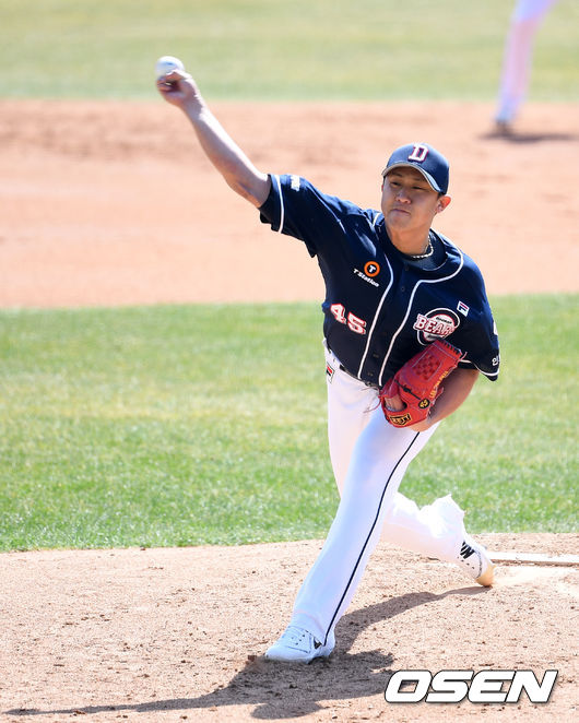 두산 베어스 선수단이 16일 서울 잠실야구장에서 청백전을 가졌다.1회말 두산 청팀 선발투수 이용찬이 역투하고 있다. /sunday@osen.co.kr