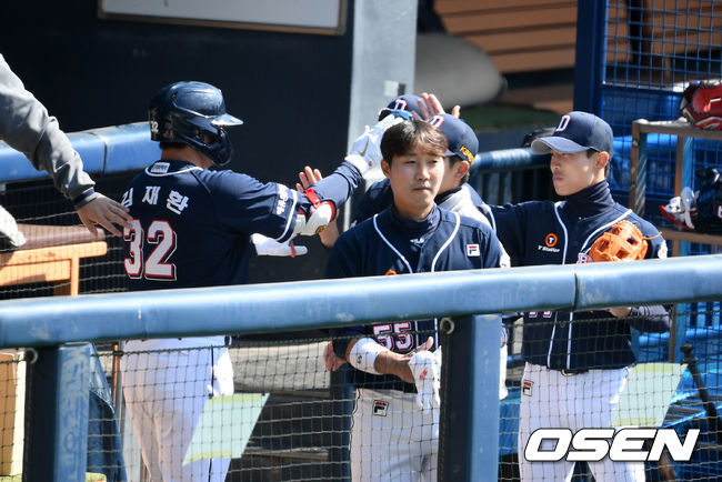 1회초 2사 1루에서 두산 김재환이 투런 홈런을 치고 더그아웃에서 동료들과 하이파이브를 하고 있다. /sunday@osen.co.kr