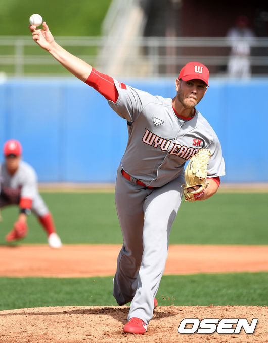 SK 선발 킹엄이 역투하고 있다. /jpnews@osen.co.kr