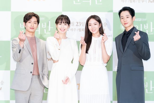 [사진=tvN 제공] 배우 김성규(왼쪽부터), 이하나, 채수빈, 정해인이 '반의반' 제작발표회에 참석해 포즈를 취했다. 