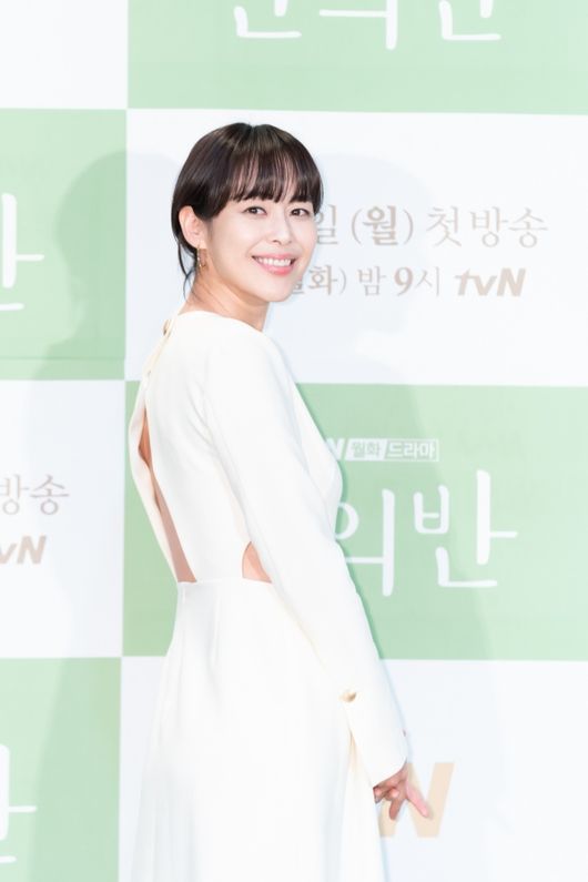 [사진=tvN 제공] 배우 이하나가 '반의반' 제작발표회에서 포즈를 취했다. 
