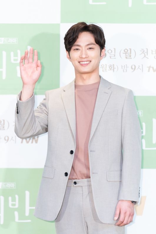 [사진=tvN 제공] 배우 김성규가 '반의반' 제작발표회에서 포즈를 취했다. 