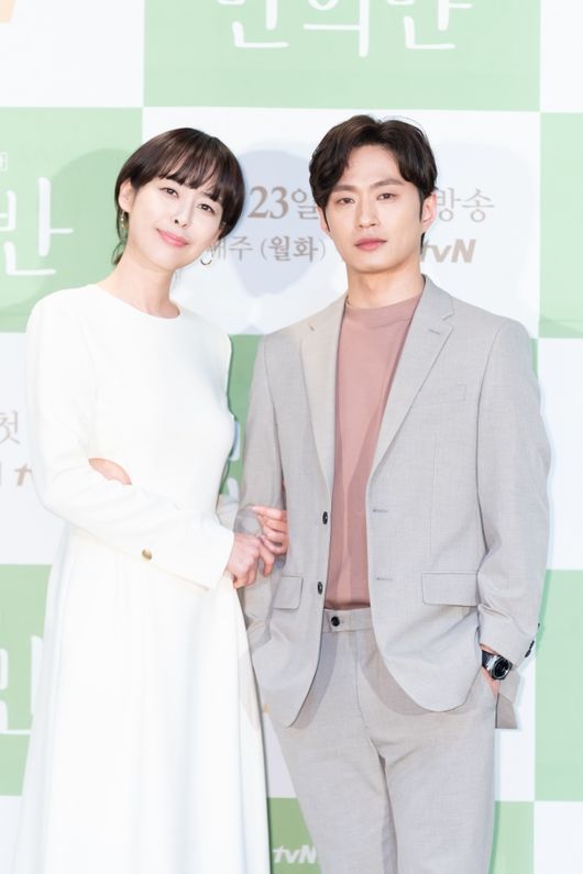 [사진=tvN 제공] 배우 이하나(왼쪽)와 김성규가 '반의반' 제작발표회에서 포즈를 취했다. 