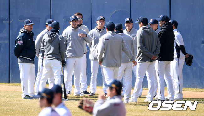 두산 베어스 선수단이 16일 서울 잠실야구장에서 훈련을 가졌다.두산 투수조가 훈련에 앞서 미팅을 갖고 있다. /sunday@osen.co.kr