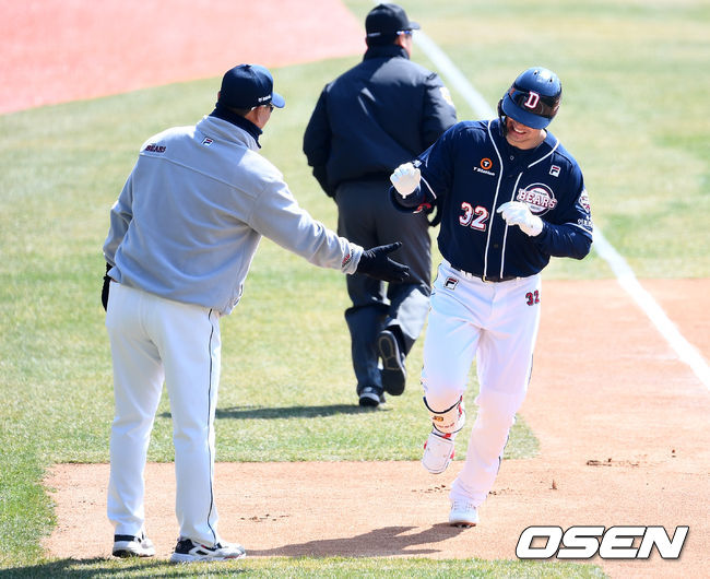 두산 베어스 선수단이 16일 서울 잠실야구장에서 청백전을 가졌다.1회초 2사 1루에서 두산 김재환이 투런 홈런을 치고 그라운드를 돌고 있다. /sunday@osen.co.kr