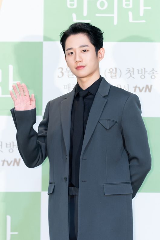 [사진=tvN 제공] 배우 정해인이 '반의반' 제작발표회에서 포즈를 취했다. 