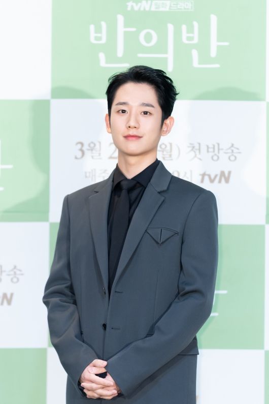 [사진=tvN 제공] 배우 정해인이 '반의반' 제작발표회에서 포즈를 취했다. 