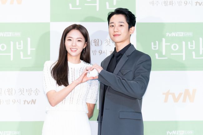 [사진=tvN 제공] 배우 채수빈(왼쪾)과 정해인이 '반의반' 제작발표회에서 포즈를 취했다. 