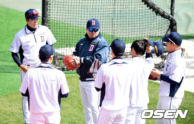 김태형 감독이 훈련을 앞두고 선수들과 이야기를 나누고 있다. /jpnews@osen.co.kr