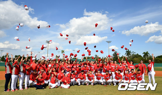 KIA 맷 윌리엄스 감독 및 코칭스태프와 선수들이 스프링캠프를 종료하며 기념촬영을 하고 있다. / dreamer@osen.co.kr