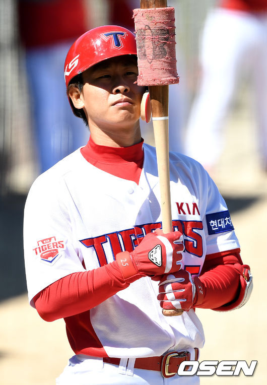 연습경기에 나선 KIA 박찬호가 대기타석에서 타격을 준비하고 있다. / dreamer@osen.co.kr
