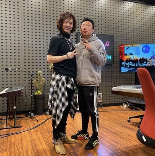 [사진=박명수 SNS] 박명수가 양준일(왼쪽)의 '라디오쇼' 출연을 기념하며 인증샷을 공개했다.