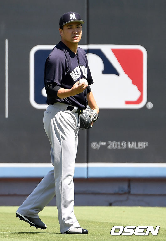 경기 시작을 앞두고 양키스 다나카 마사히로가 외야에서 몸을 풀고 있다. /dreamer@osen.co.kr