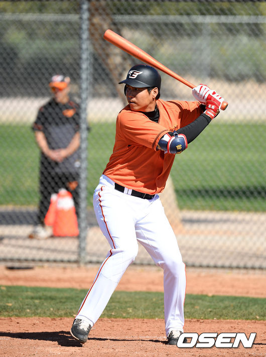 한화 김문호가 자체 홍백전에서 타격 자세를 취하고 있다. /jpnews@osen.co.kr