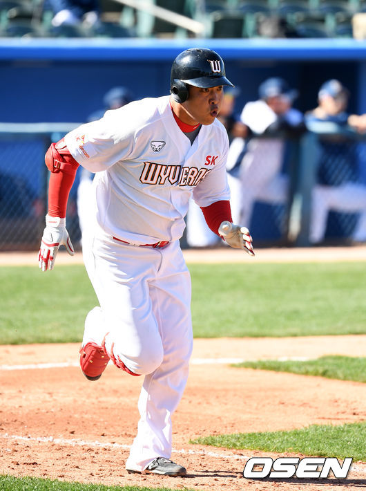 SK 채태인이 2루타를 날리고 전력질주하고 있다. /jpnews@osen.co.kr