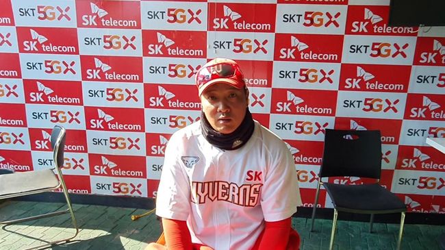 채태인이 16일 자체 청백전에서 활약한 뒤 취재진과 인터뷰하고 있다. /orange@osen.co.kr