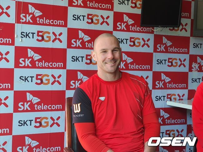 둘째 출산 휴가에서 복귀한 SK 로맥이 16일 훈련을 마치고 취재진과 인터뷰하고 있다. / orange@osen.co.kr