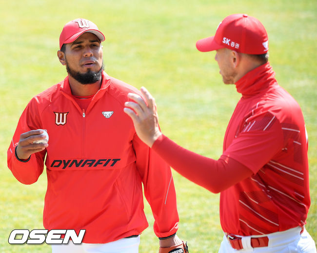 SK 핀토가 킹엄과 이야기를 나누고 있다./ rumi@osen.co.kr