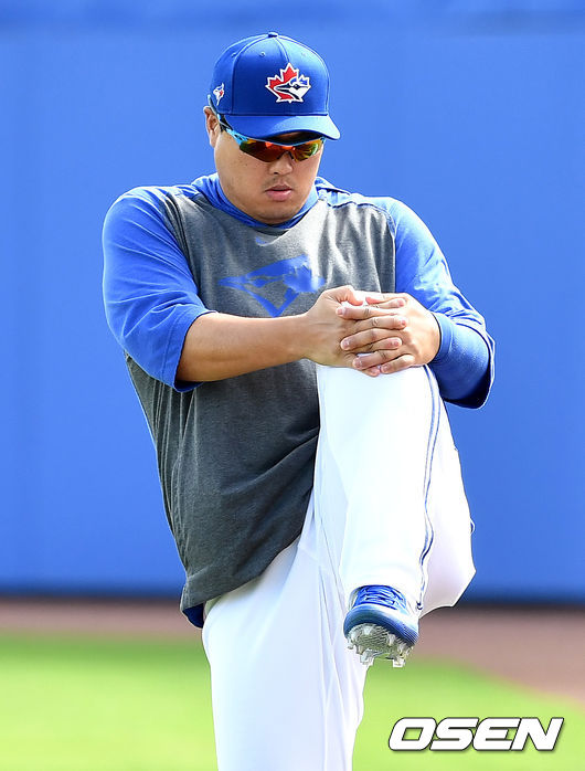류현진이 외야에서 스트레칭으로 몸을 풀고 있다. / dreamer@osen.co.kr