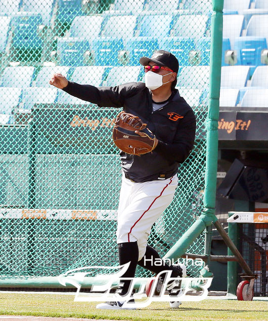 [사진] 한화 김태균이 마스크를 쓰고 훈련하고 있다. /한화 이글스 제공