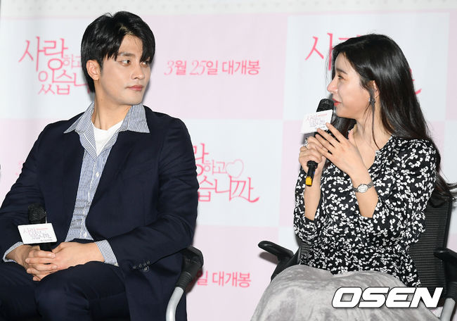 배우 성훈, 김소은이 취재진의 질문에 답변을 하고 있다. /cej@osen.co.kr