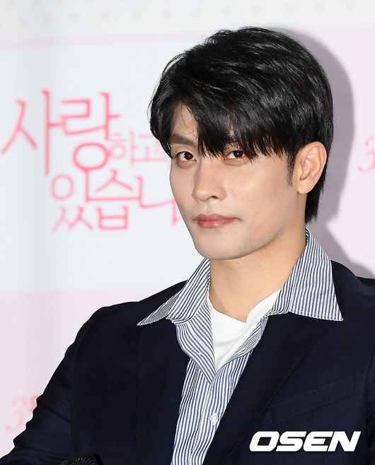 배우 성훈이 질문을 듣고 있다. /cej@osen.co.kr