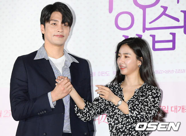 배우 김소은이 성훈에게 하트를 만들어주고 있다. /cej@osen.co.kr