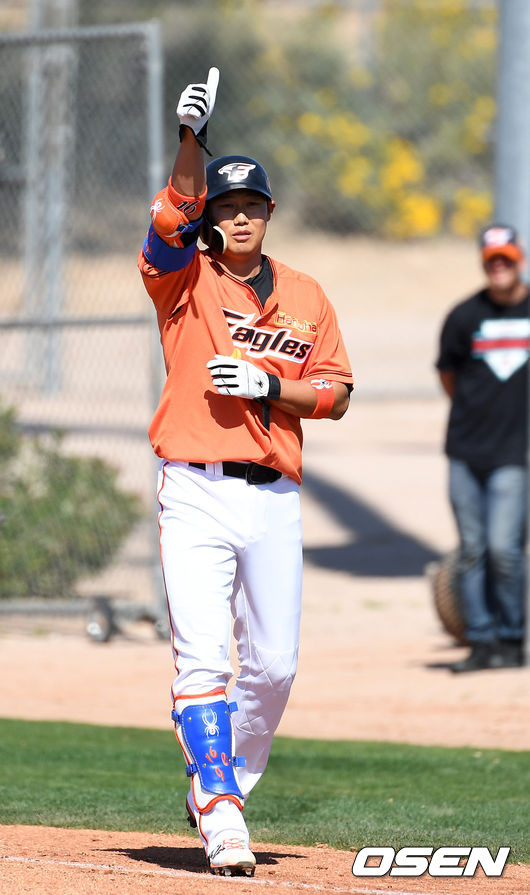 하주석이 자체 평가전에서 안타를 날리고 엄지척 세리머니를 하고 있다. /jpnews@osen.co.kr