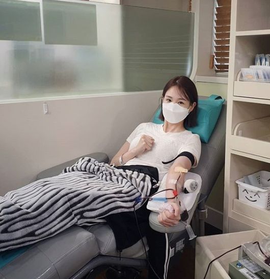 [사진=오정연 SNS] 방송인 오정연이 마스크를 쓰고 헌혈 중인 사진을 공개하며 대중의 헌혈 동참을 독려했다.