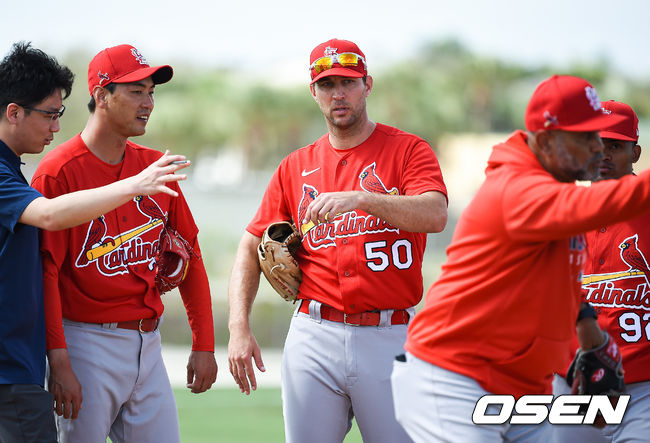 스페인어에 능통한 웨인라이트가 영어로 통역해 김광현에게 전달하고 있다.. / soul1014@osen.co.kr