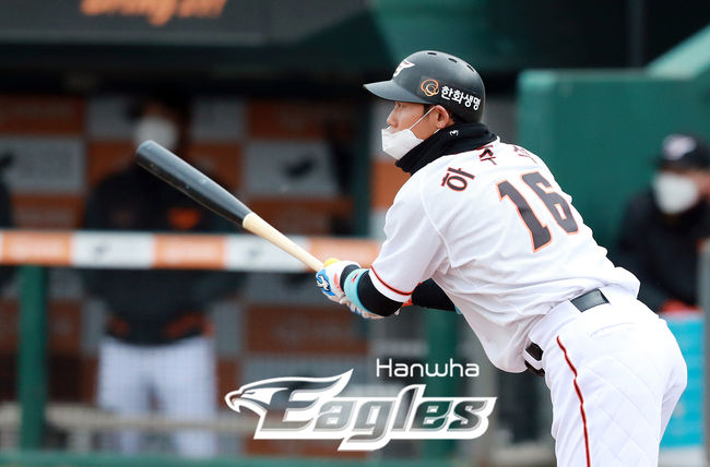 [사진] 마스크를 착용하고 타격하는 하주석 /한화 이글스 제공