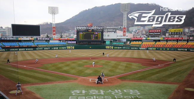 [사진] 한화 선수단이 17일 마스크를 차고 청백전을 치르고 있다. /한화 이글스 제공