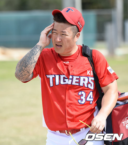 KIA 최형우가 훈련 마치고 훈련장을 빠져나가고 있다./ soul1014@osen.co.kr